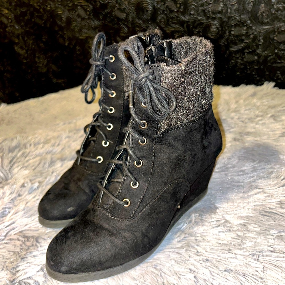 So Black wedge bootie - size 7.5
